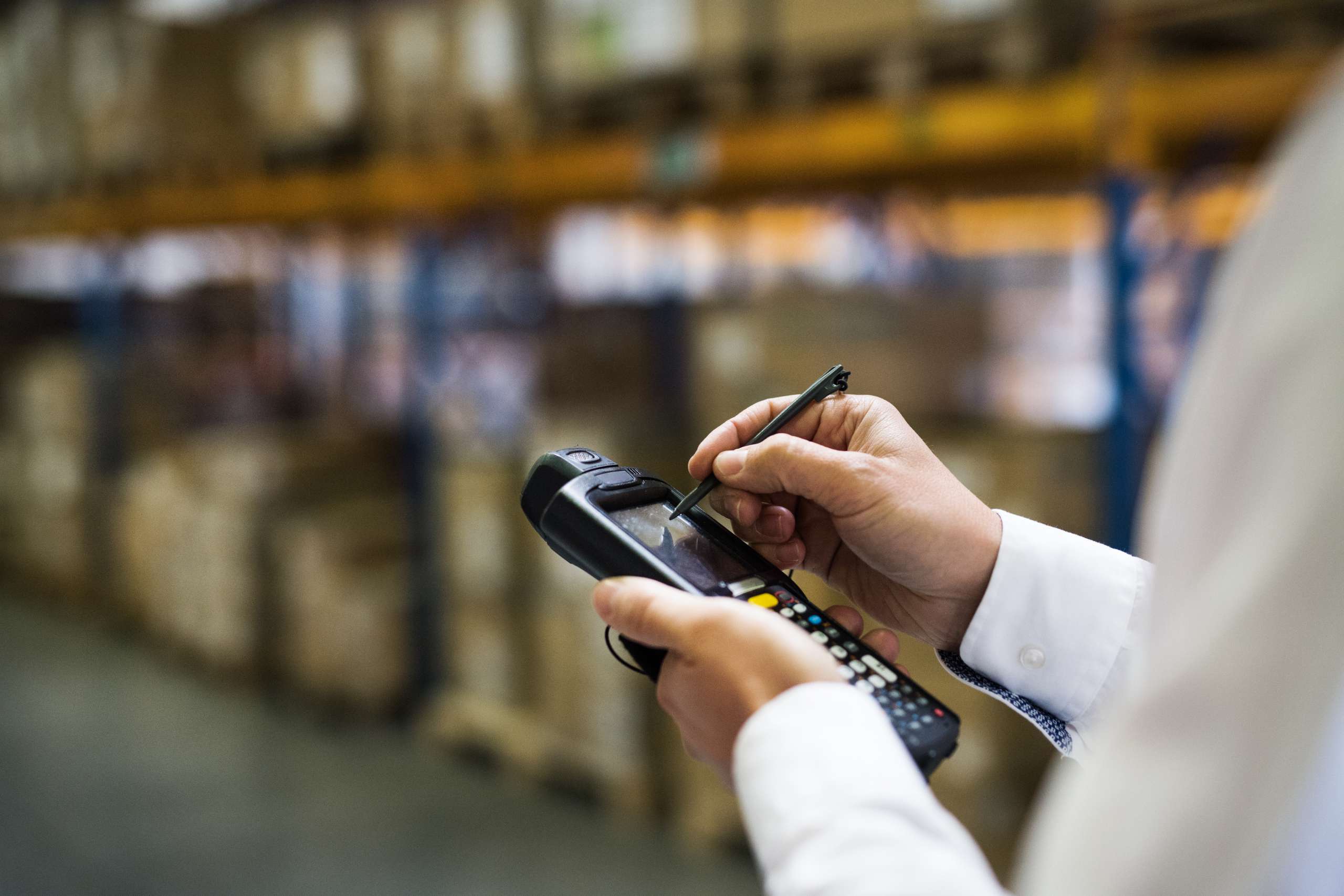 How Do You Choose Between a Handheld Barcode Scanner and a Handheld Terminal?